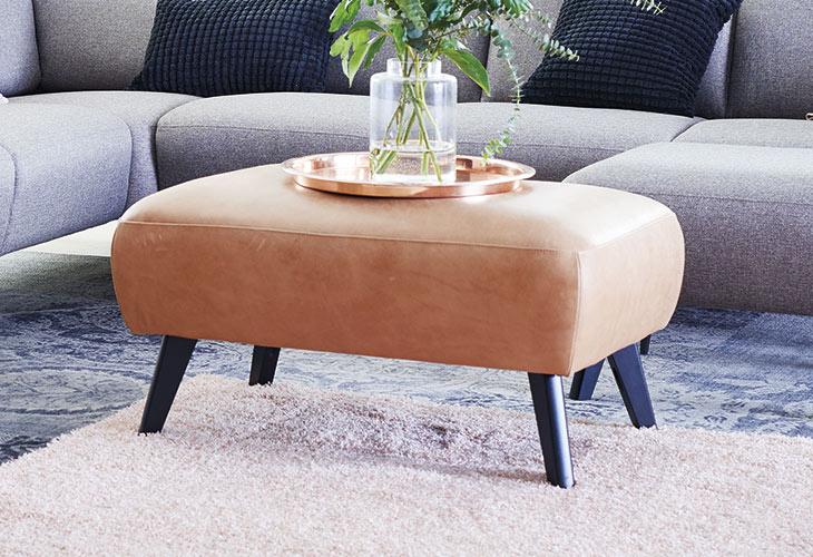 Sofaopstilling med puf - brug puffen som sofabord